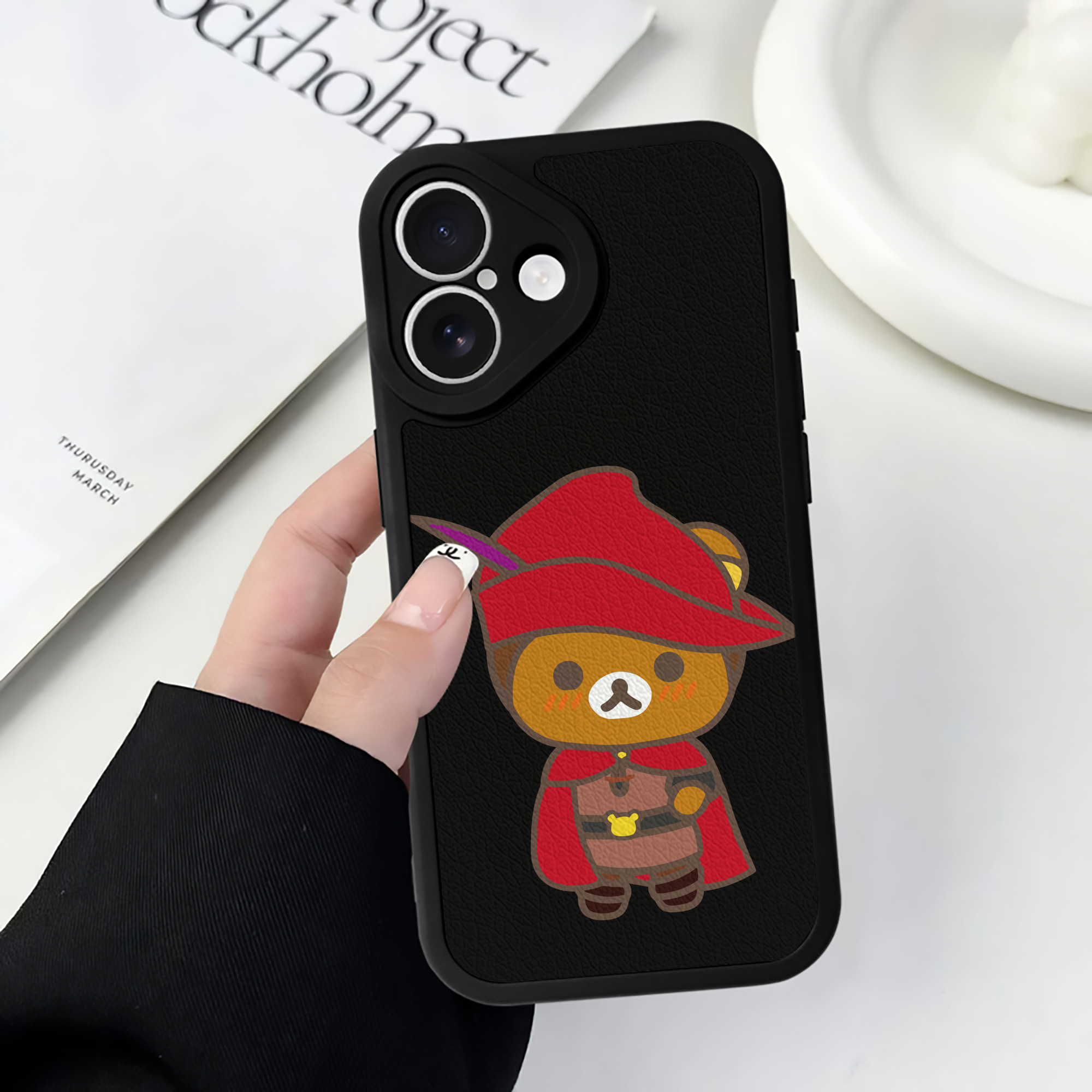 （画像用） リラックマ リラックマ キイロイトリ Rilakkuma Korilakkuma Kiiroitori 【iPhone 16シリーズ対応】シリコンスマホケース（レザー調） 材質：シリコン